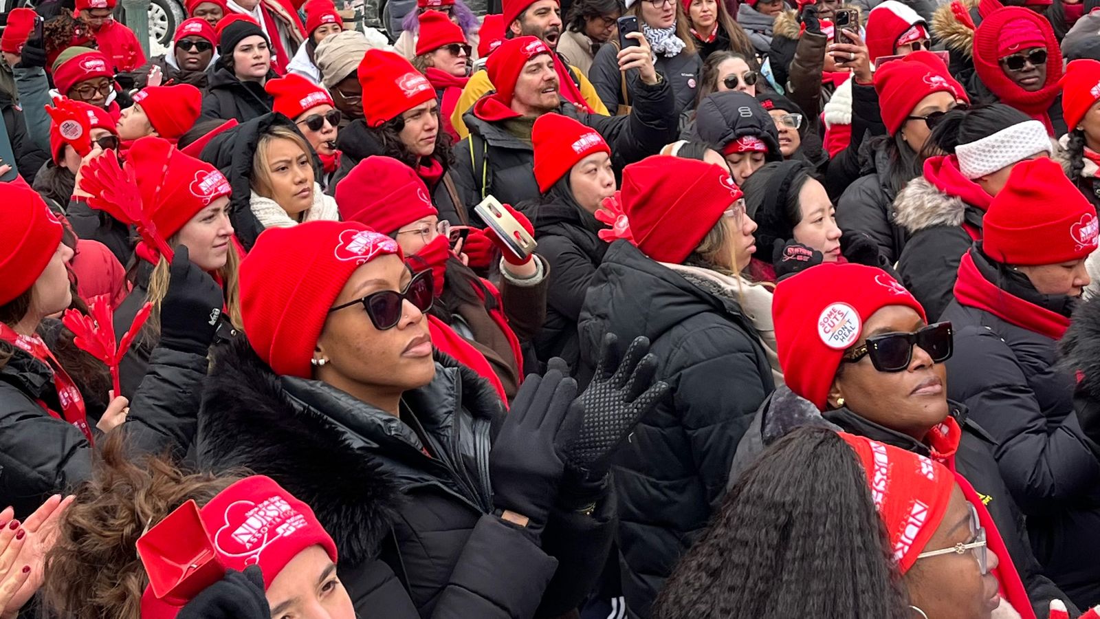 Die-Streiks-der-US-Pflegekr-fte-und-der-Aufruf-zum-Generalstreik-gegen-Trump-Wie-Arbeitende-sich-vorbereiten-m-ssen