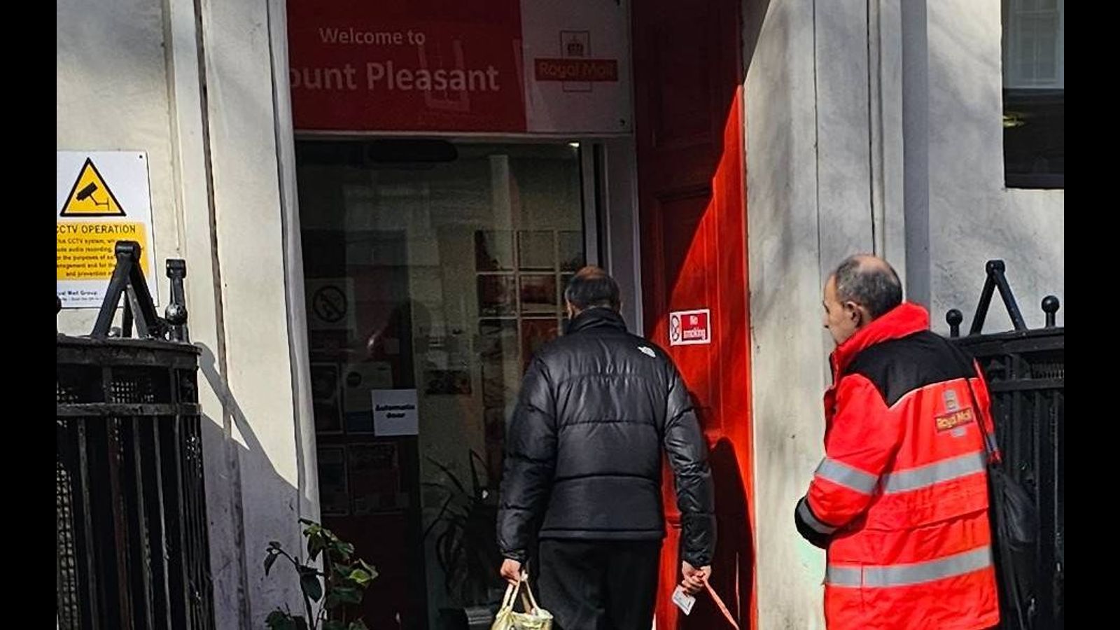 “We are fighting this war for the banks”: London post and transport workers denounce bombing of Iran