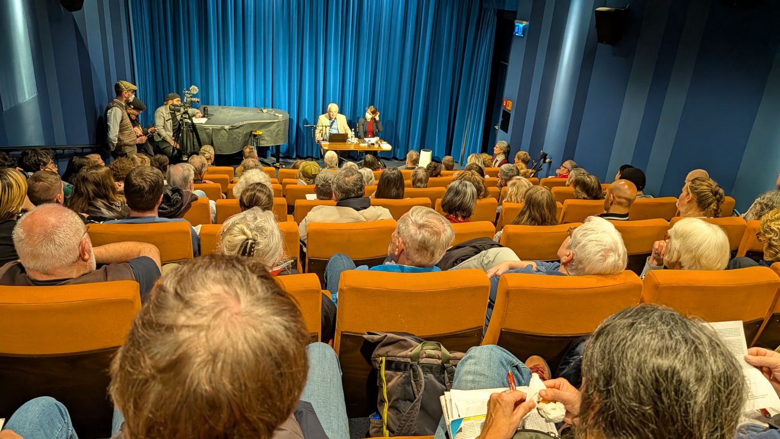 Gro-er-Andrang-bei-der-Buchvorstellung-des-Mehring-Verlags-auf-der-Linken-Literaturmesse-N-rnberg