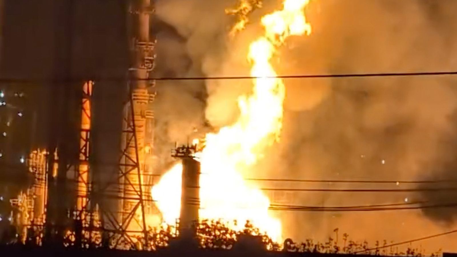 Massive fire at 1 of Australia’s 2 remaining oil refineries