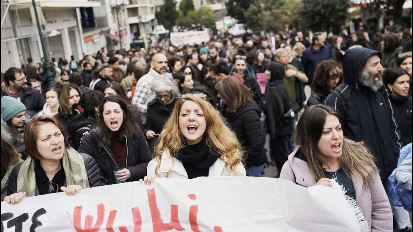 ギリシャのゼネストは、より高い賃金を要求し、緊縮財政を終わらせ、テンピレールのクラッシュの犠牲者の正義を要求します