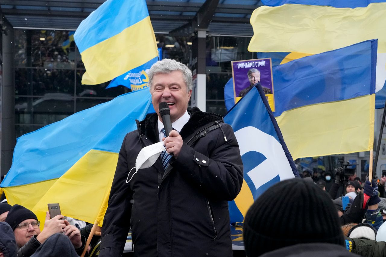 Former Ukrainian President Petro Poroshenko allowed to remain free in treason case amid war crisis