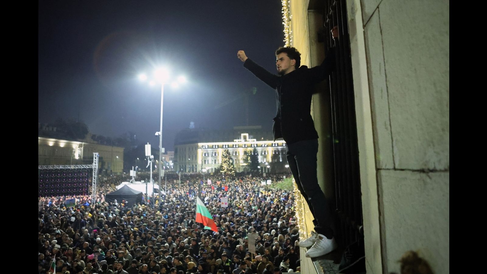 Mass protests in Bulgaria: Government collapses immediately ahead of introduction of the euro