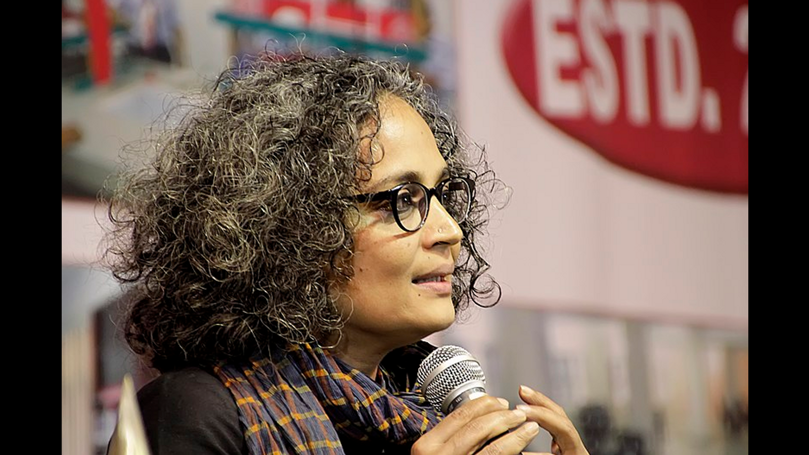 Modi-Regierung nimmt die gefeierte indische Schriftstellerin Arundhati Roy und kaschmirische Aktivistin wegen Äußerungen von 2010 strafrechtlich zur Verantwortung