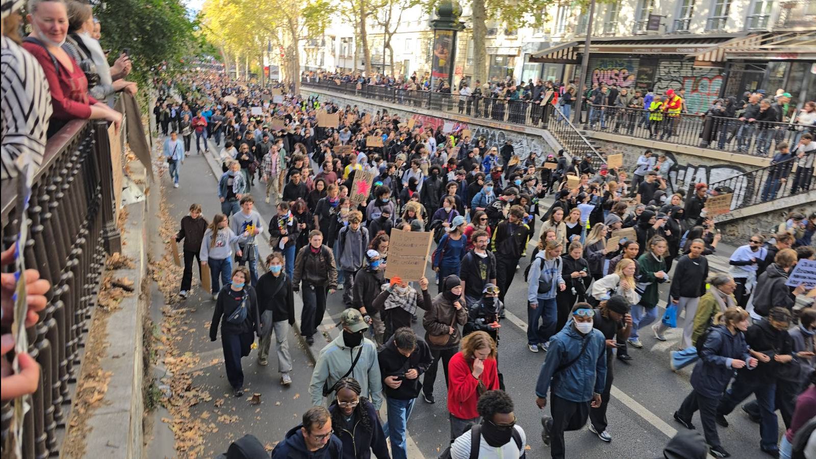 La mobilisation de masse des jeunes et des «gilets jaunes» ébranle le gouvernement français