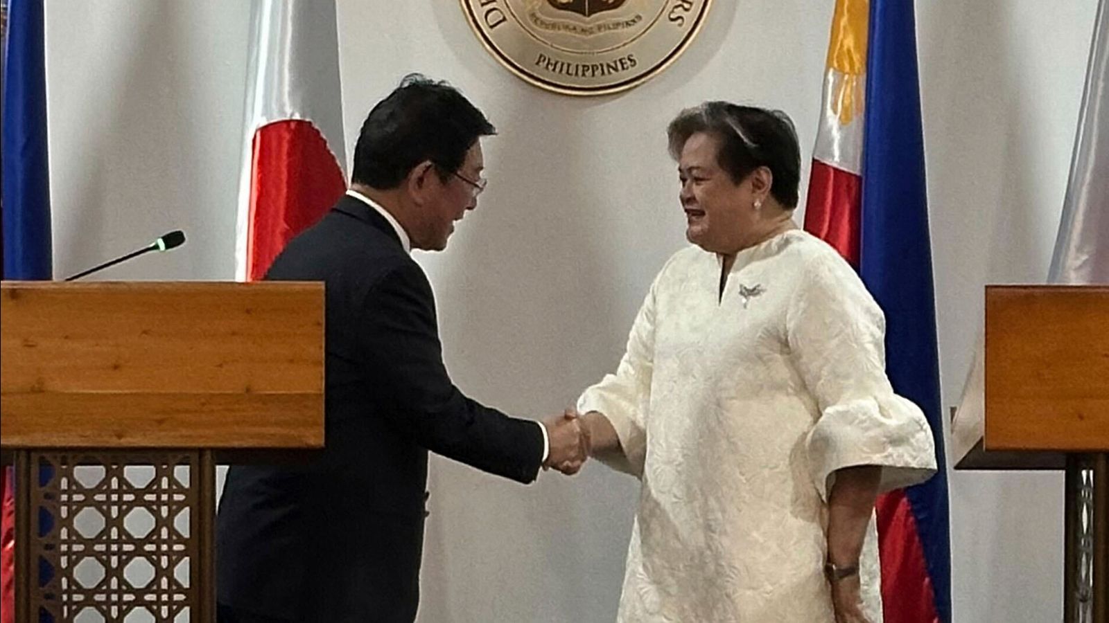 Japan signs new defense agreements with the Philippines
