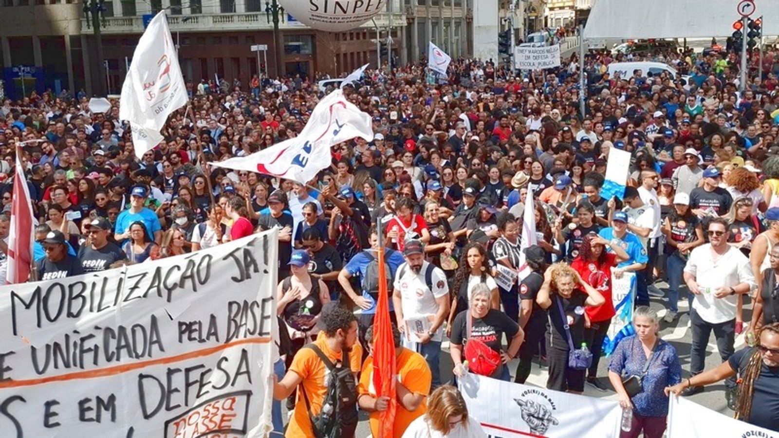 サンパウロの教師は、より良い賃金と学校の民営化に反してストライキを続けます