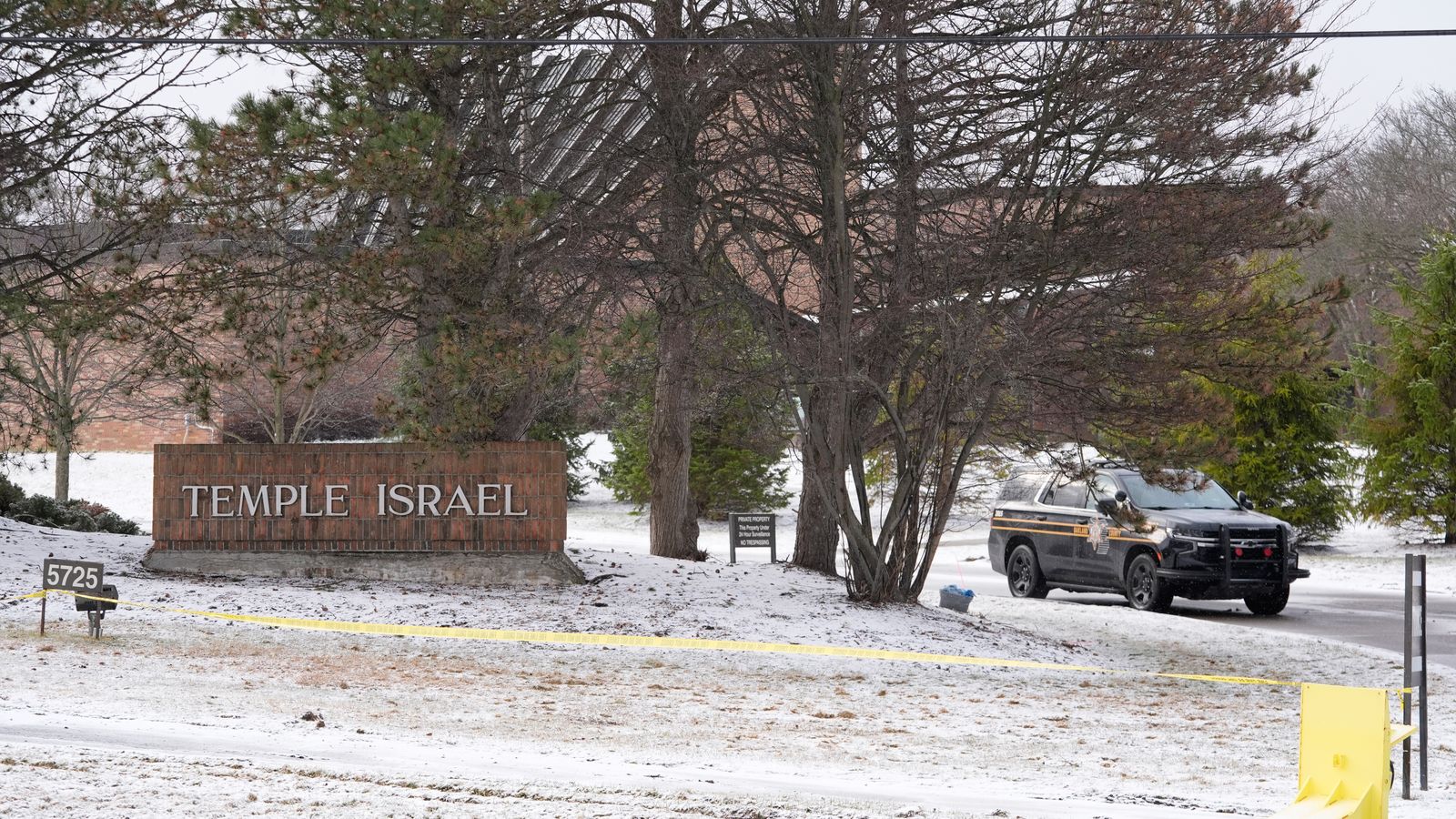 Violent assault on synagogue in West Bloomfield, Michigan ends in death of attacker