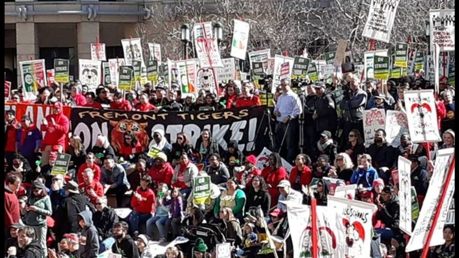 Oakland, California schools axe 421 jobs following sellout contract