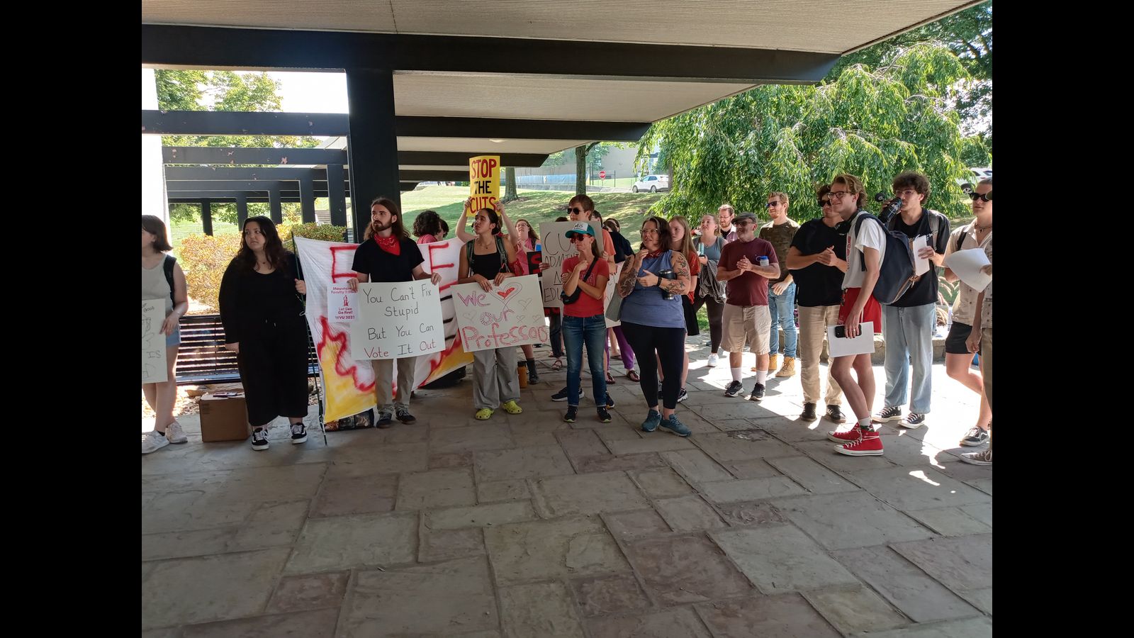 Die Proteste gegen Kürzungen an der West Virginia University dauern an, da der Gesetzgeber Dutzende Millionen für kriegsbezogene Forschung bereitstellt
