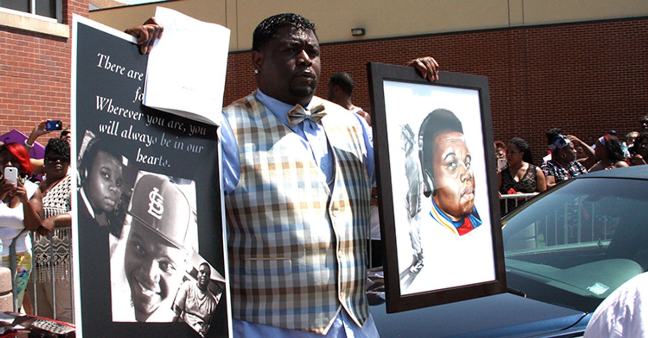 Thousands gather in St. Louis for Michael Brown’s funeral - World Socialist Web Site