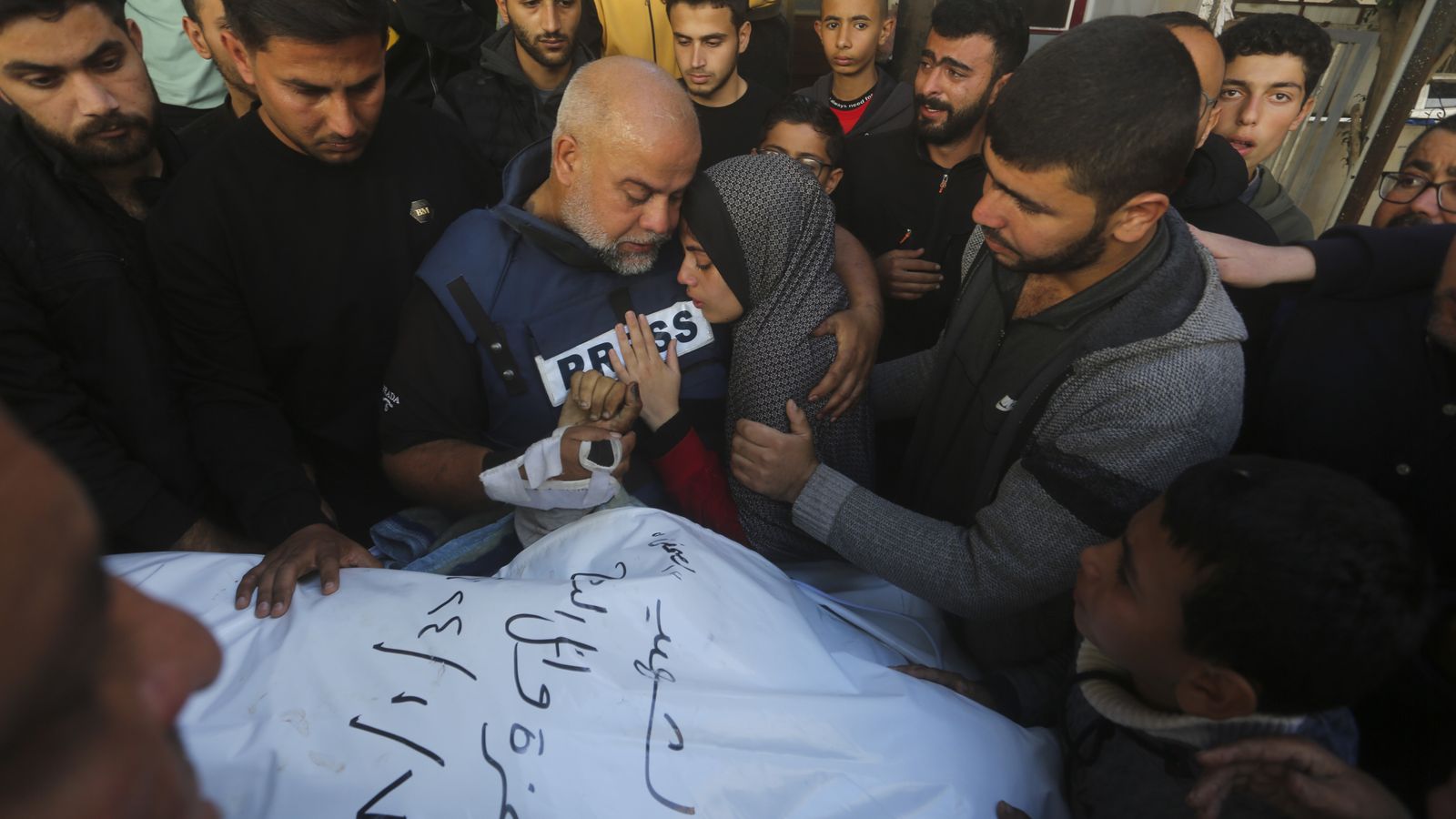 Israel gibt zu, bei einem Streik gezielt Journalisten angegriffen zu haben, bei denen der Sohn des Chefs des Al-Jazeera-Büros getötet wurde
