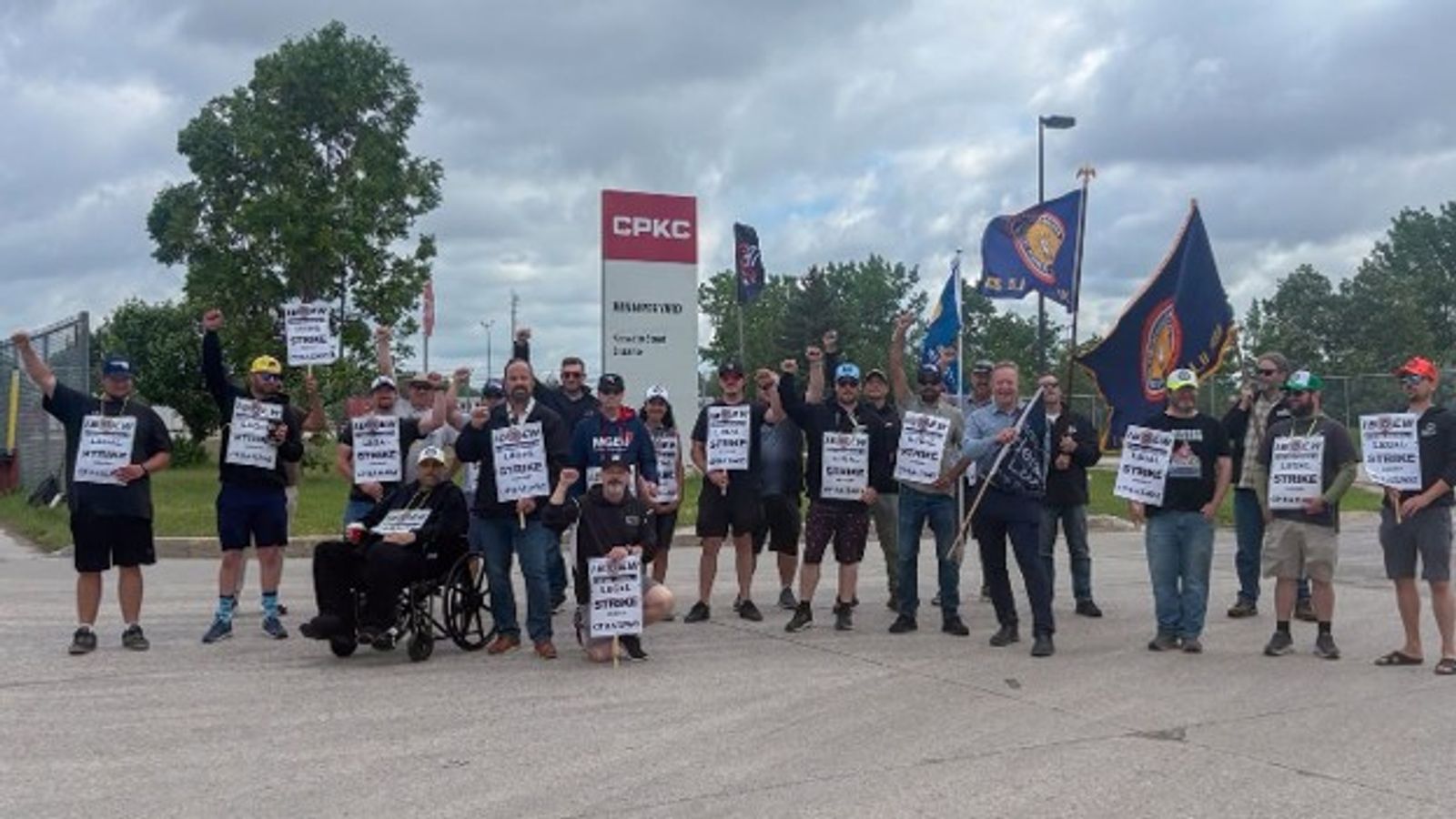 Striking Canadian Pacific-Kansas City rail workers confront strikebreaking operation backed up by Canada’s anti-worker labour laws