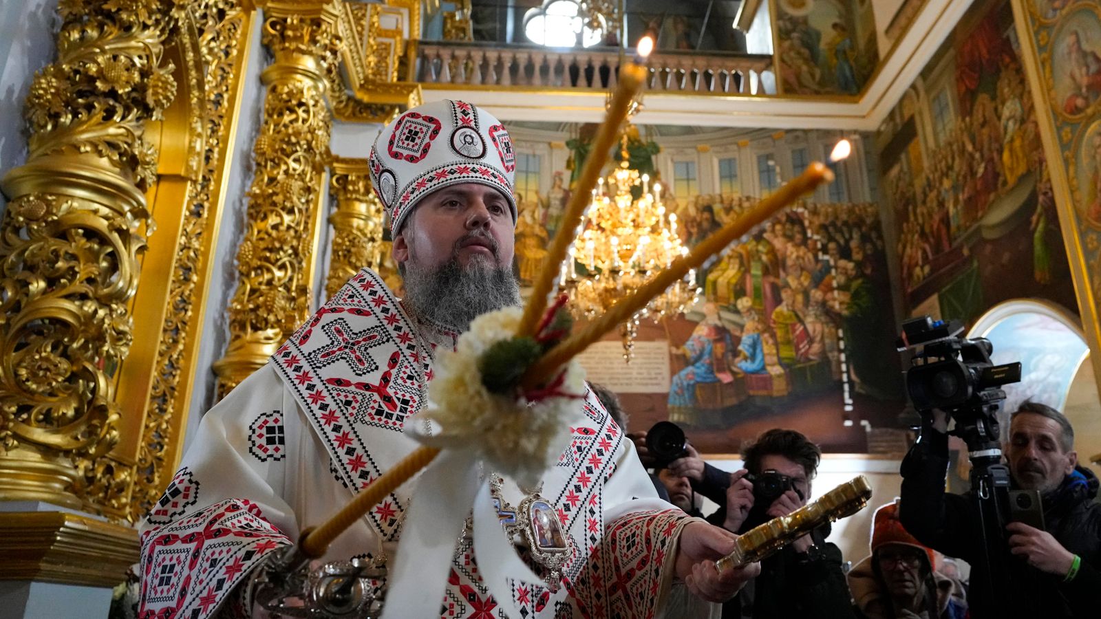 Die Selenskyj-Regierung verstärkt die Verfolgung der mit Russland verbundenen orthodoxen Kirche angesichts zunehmender militärischer Verluste