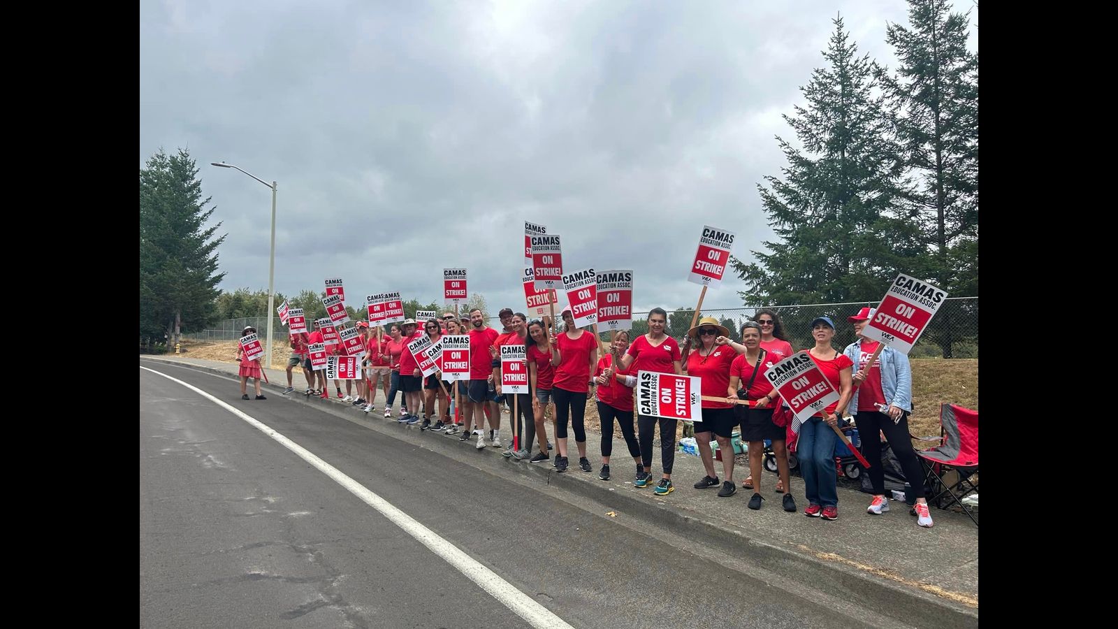 Evergreen-Lehrer im US-Bundesstaat Washington setzen den Streik fort, während die Camas Education Association durch eine kurzfristige Vereinbarung die Umzugspläne aufteilt