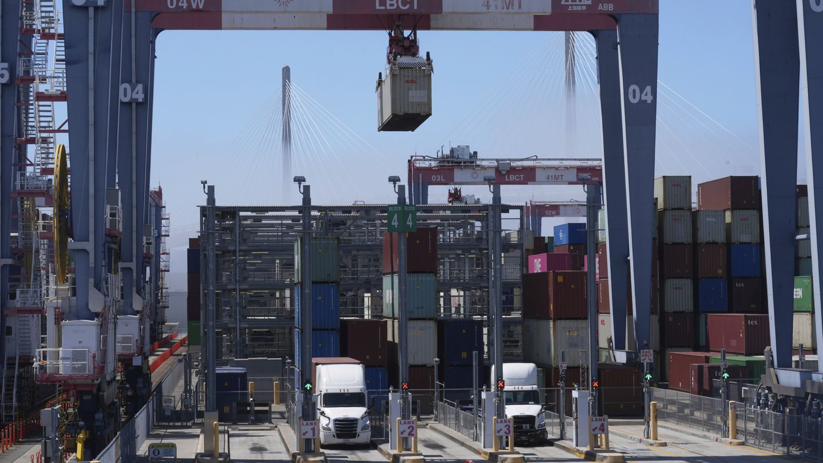 トランプの関税は、経済的混乱を促進し続けています