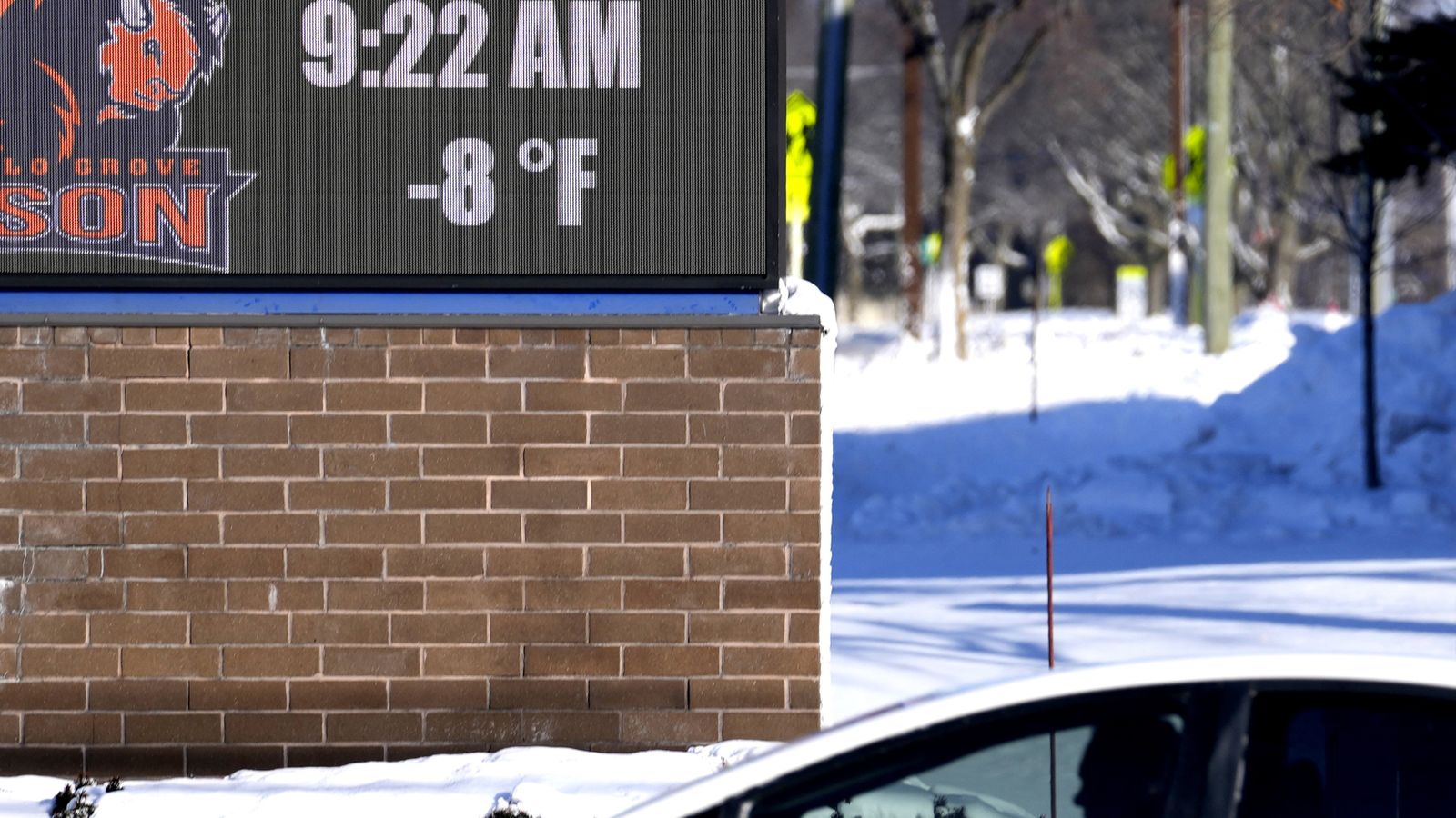 シカゴの公立学校は吹雪と厳しい寒さの中、停電、暖房、水道なしで開校を続けた