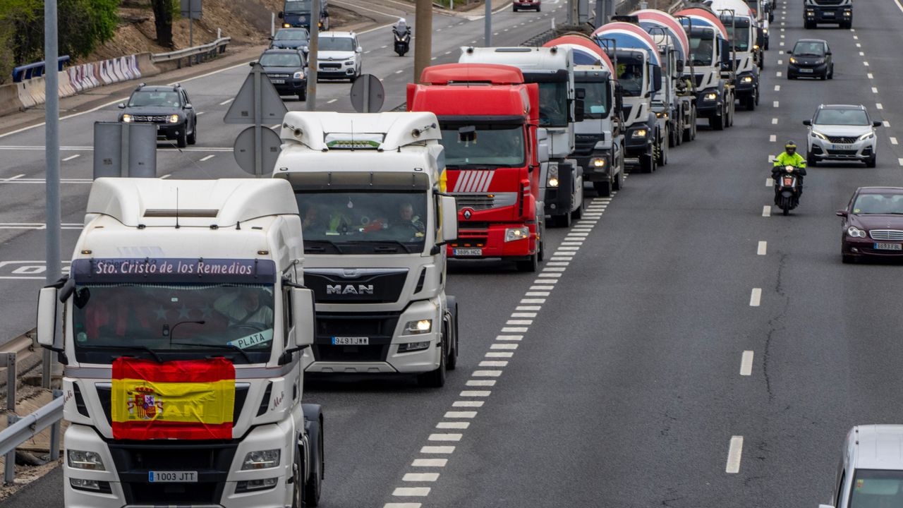 Camioneros españoles en huelga rechazan oferta adecuada de rescate estatal