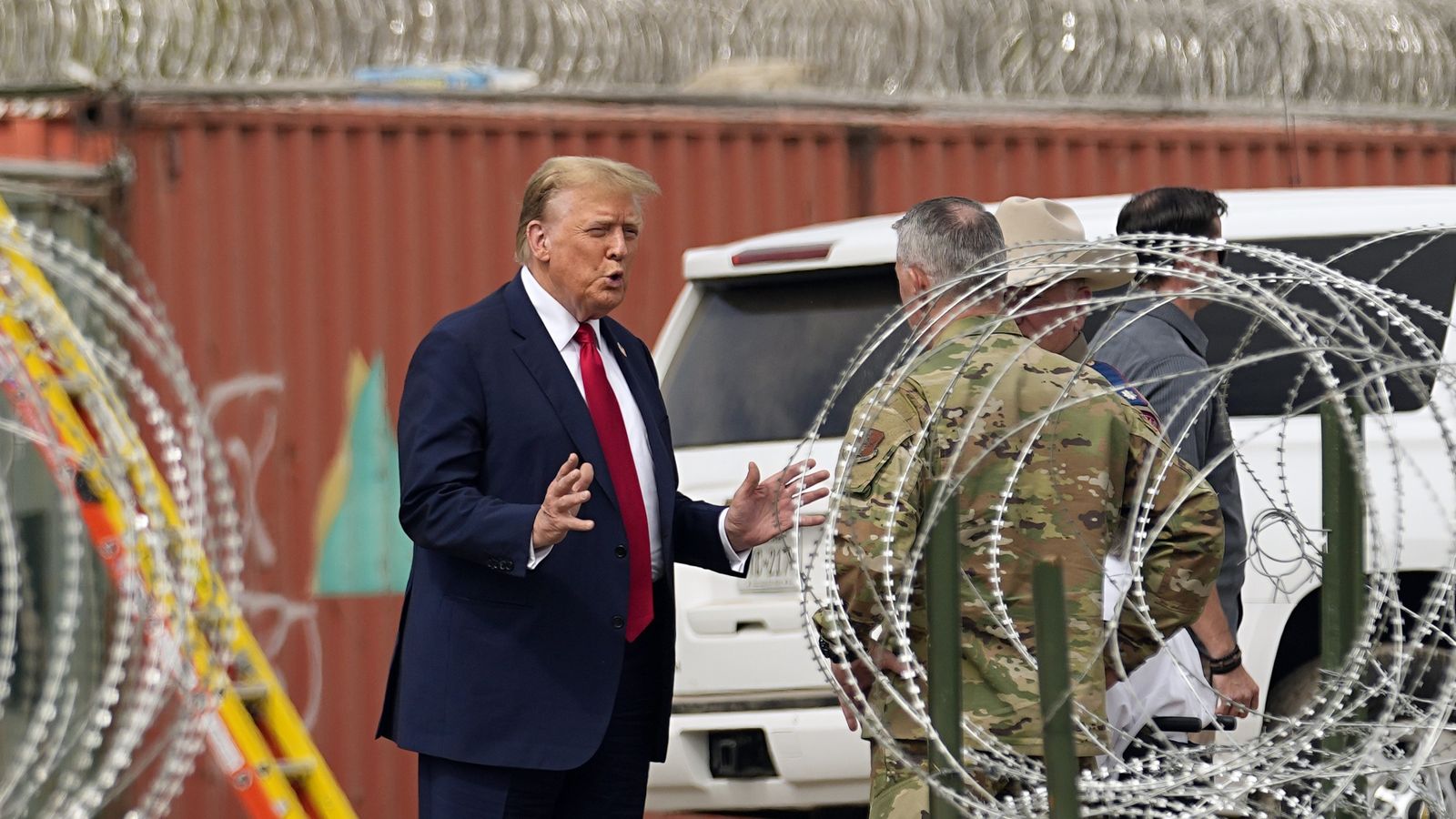 トランプ大統領の国外追放作戦は、数百万の「混合身分」家族を含む1,300万人以上を標的にする可能性がある
