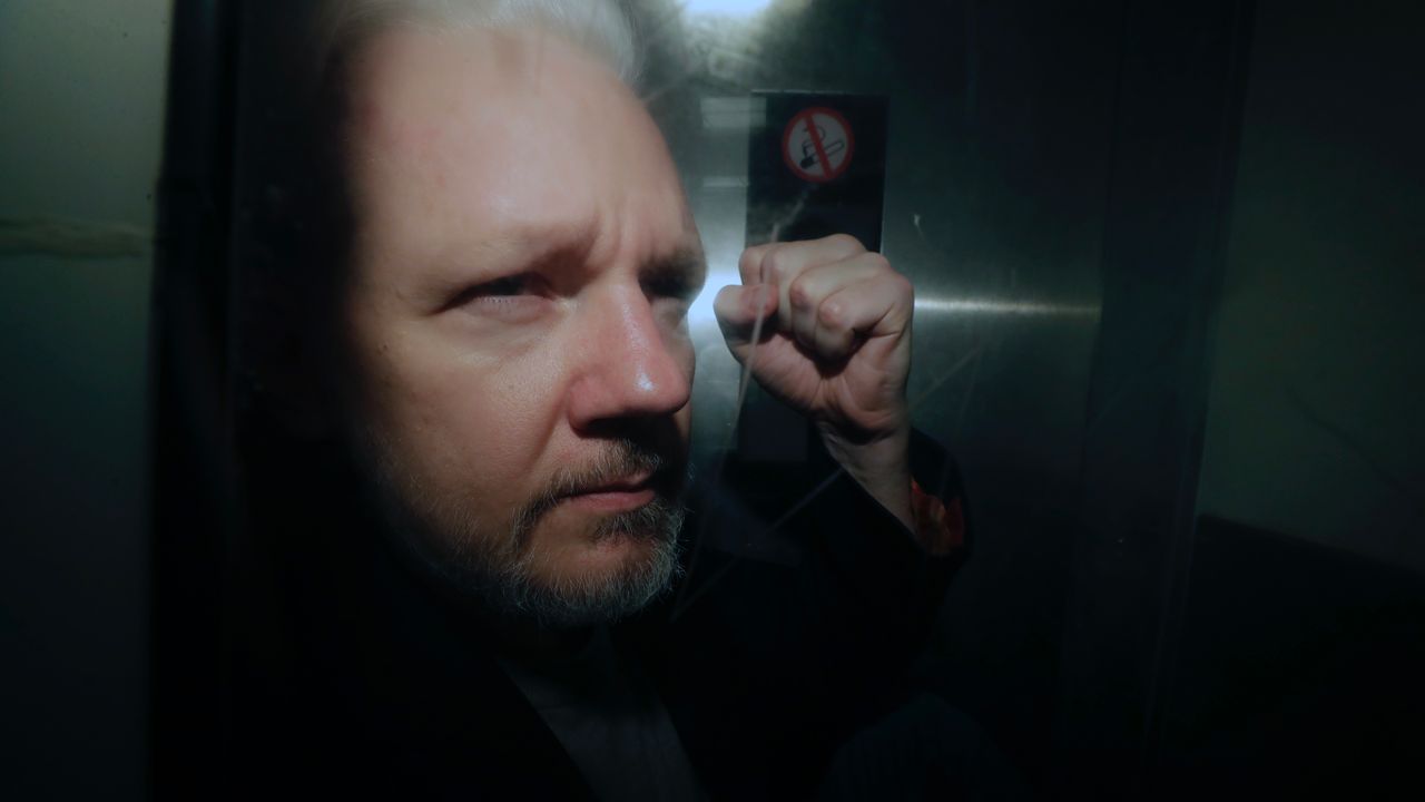 Des médecins envoient une lettre ouverte aux gouvernements britannique et américain exigeant la liberté d’Assange