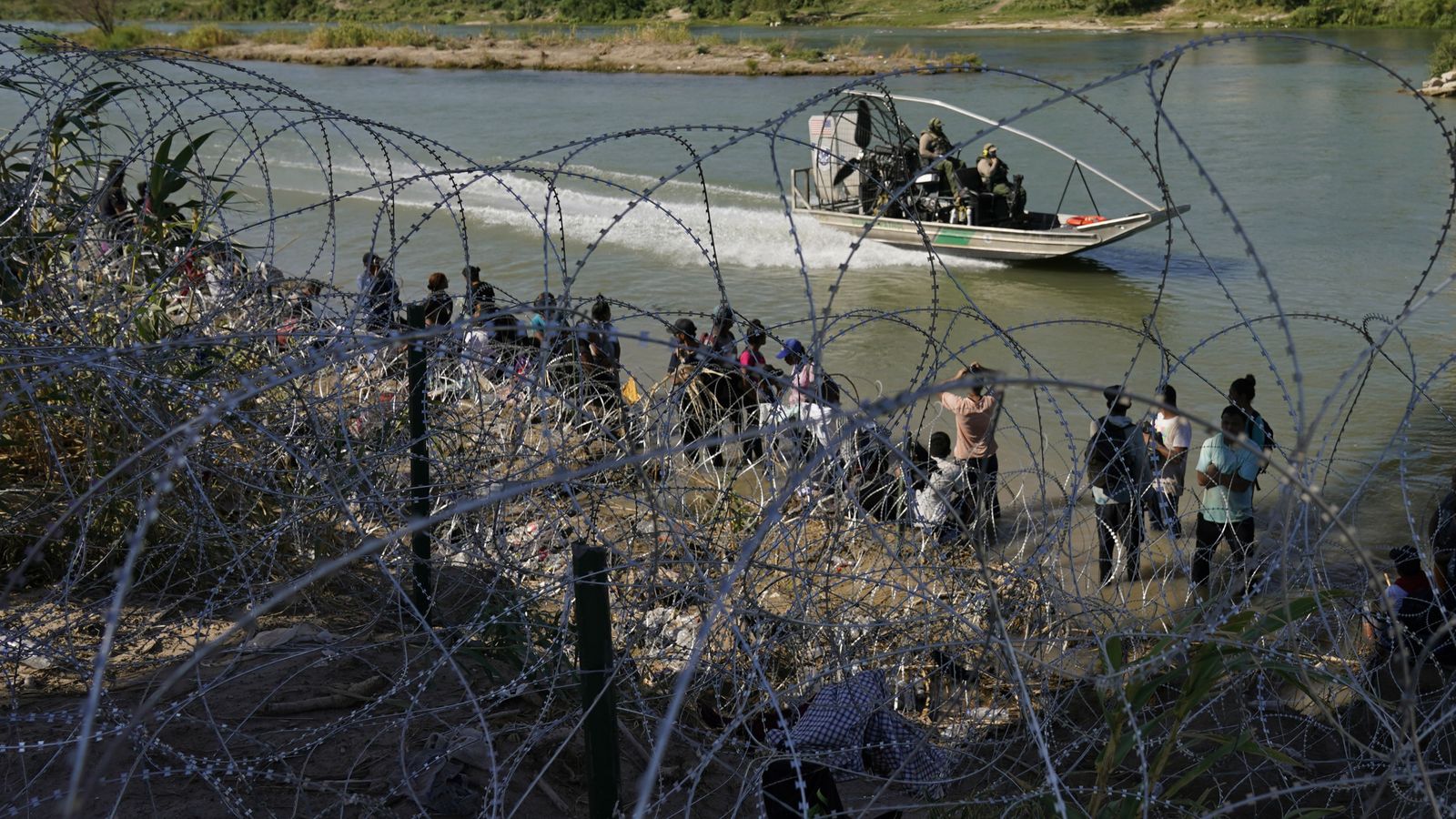 最高裁判所、テキサス州の措置に対する連邦移民当局を僅差で支持