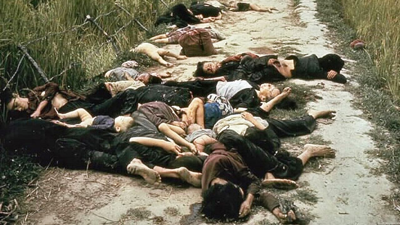 Последствия убийства в Май Лай, в основном женщины и дети, убитые американскими военными на дороге. Эта фотография сделана армейским фотографом США Рональдом Л. Хеберле 16 марта 1968 года. [Фото: Армия США]