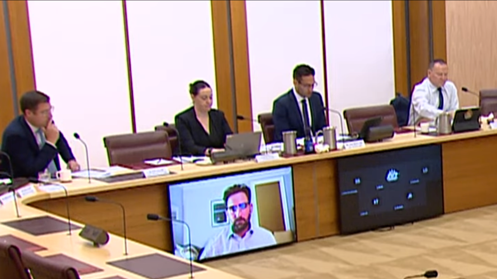オーストラリア議会委員会は、反ジェノシド大学のスタッフを略奪するための新しい権限を提案しています