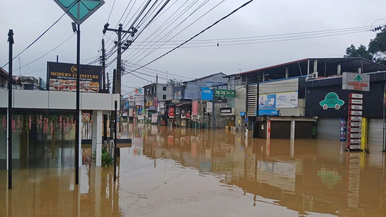 බිහිසුනු “දිට්වා” සුලිකුනාටුව රටපුරා සියයට වැඩි පිරිසක් මරනට පත් කරමින් ඉමහත් ව්‍යසනයක් නිර්මාන කරයි