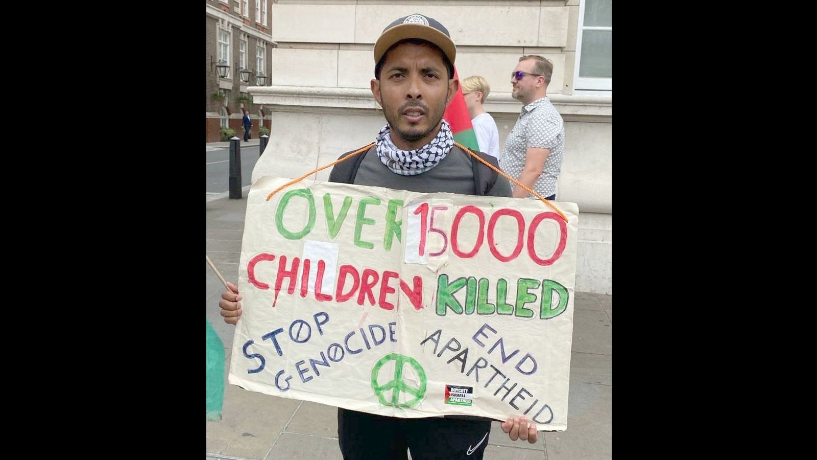 ガザでの大量虐殺に反対するロンドン集会参加者が声を上げる