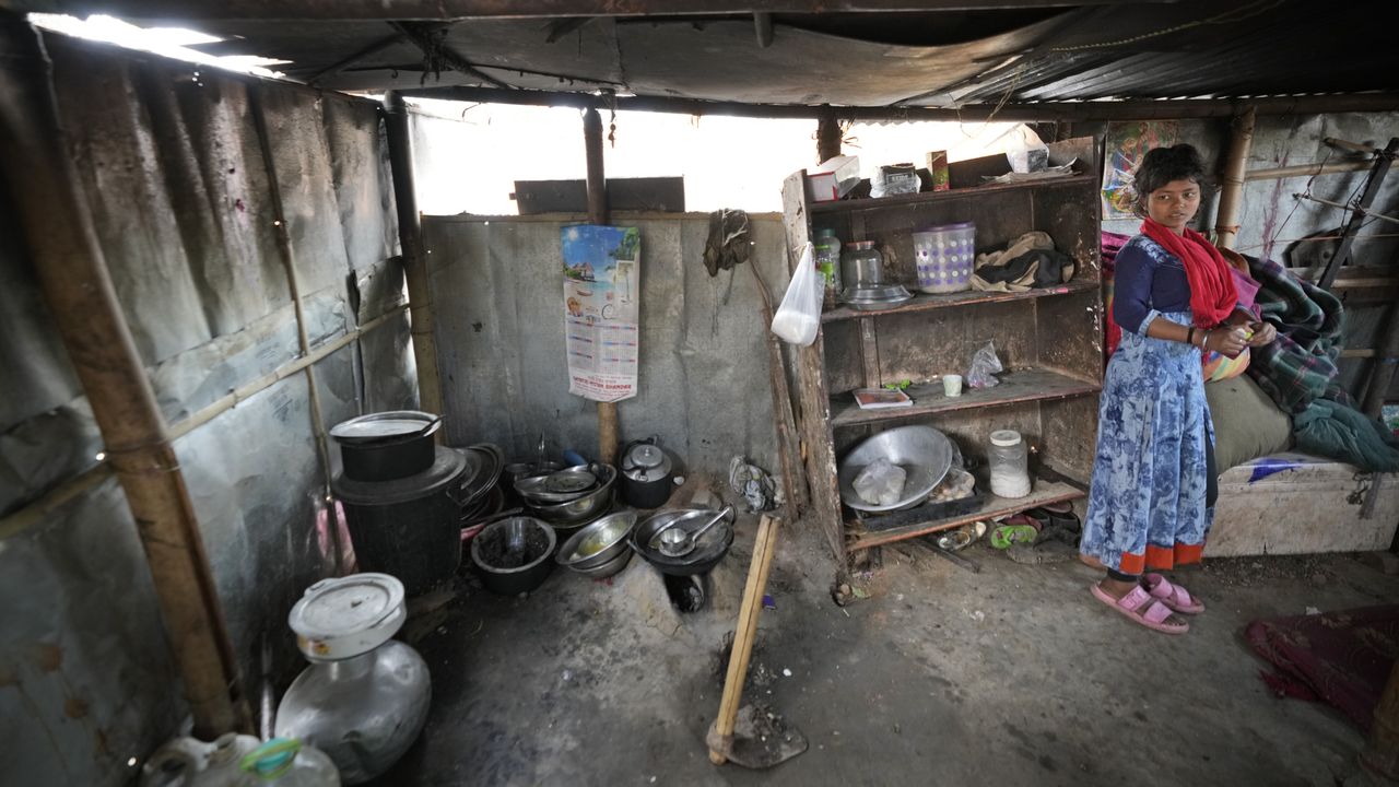 Niña en casa de chabolas en India
