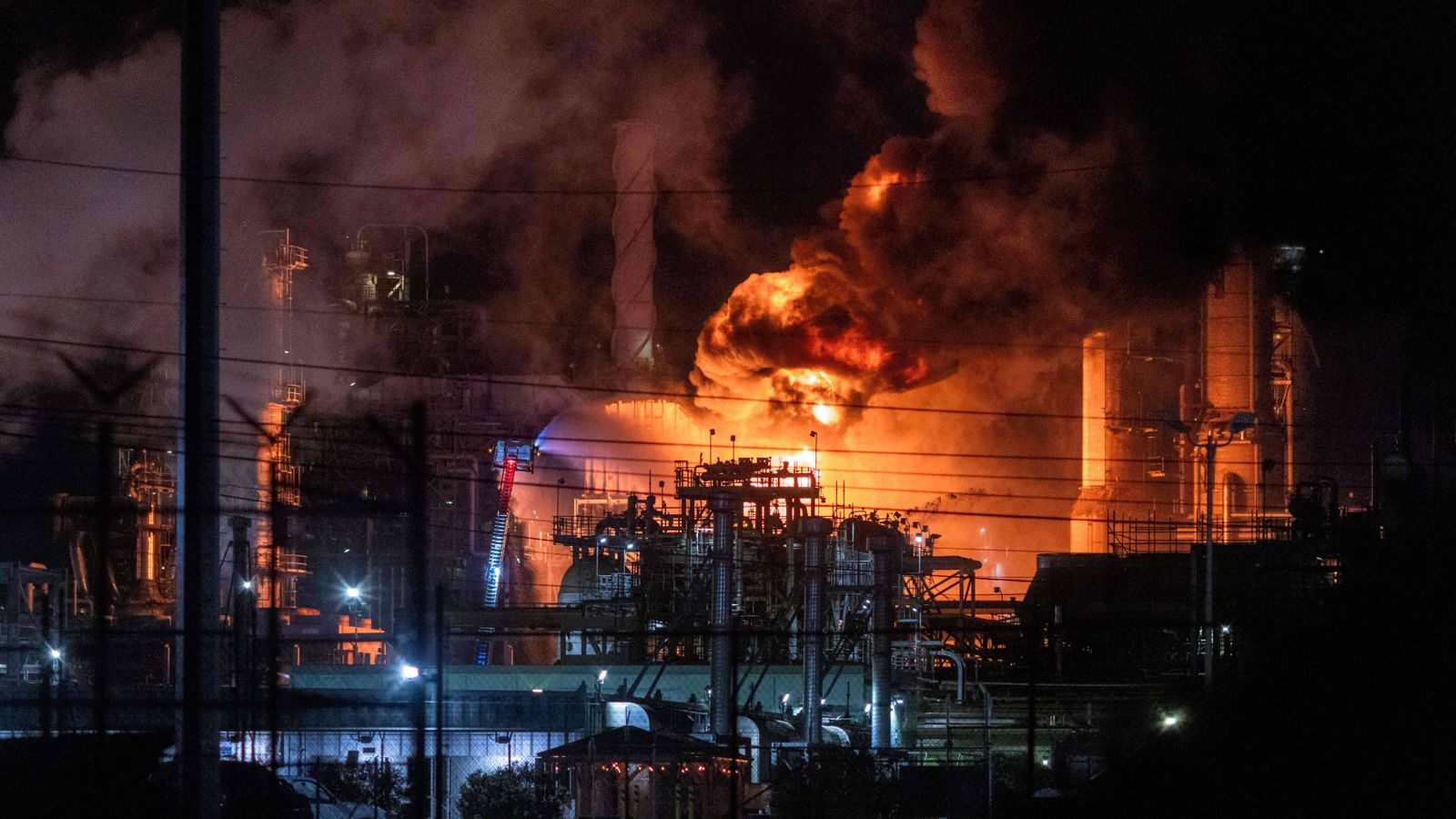 Explosion at Chevron's El Segundo refinery rocks Los Angeles - World  Socialist Web Site