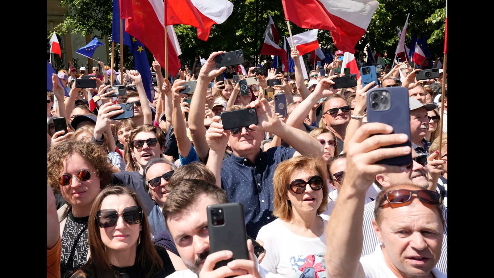 Masowe protesty przeciwko ustawie antyrosyjskiej w Warszawie