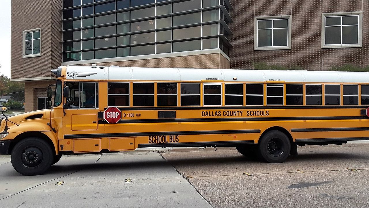 Dallas school district’s proposed budget cuts teacher pay while union declares “victory”