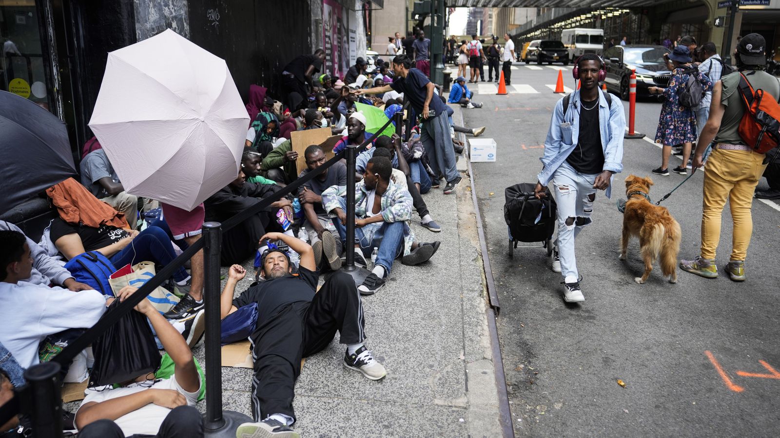 Hundreds of asylum seekers forced to sleep on New York City's sidewalks for  days - World Socialist Web Site