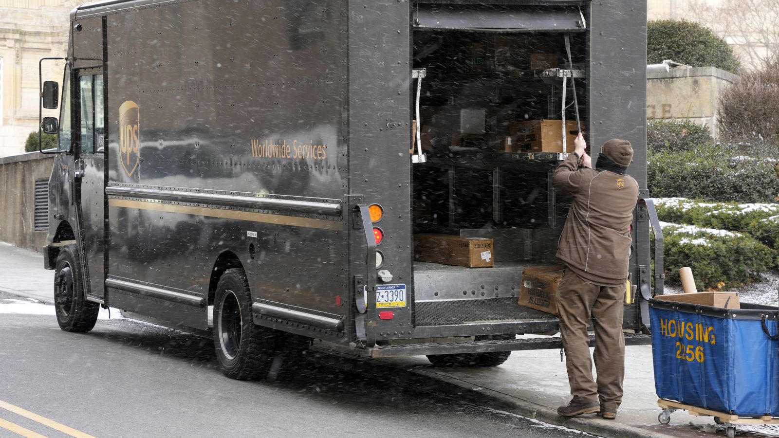 We make billions for this company, and most of us can't pay our rent”: UPS  workers speak out ahead of summer contract talks - World Socialist Web Site