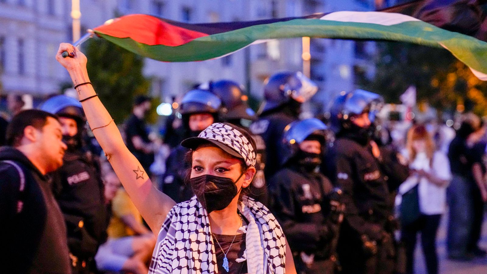 ドイツのメーデー：警察と労働組合が戦争反対者に対して行動を起こす