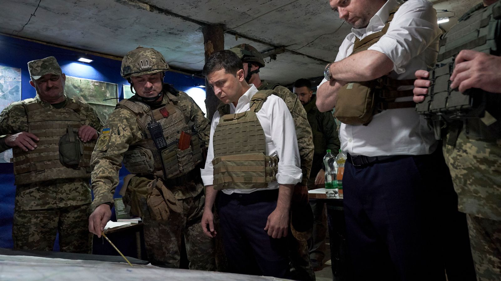 беженцы с украины. акт о капитуляции украины 2022. луганская народная республика освобождена. володимир зеленський voyna. митинги майдан площадь независимости.