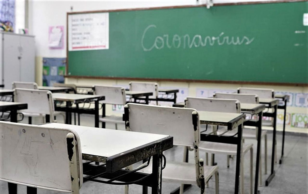 Casos de COVID-19 irrompem em escolas brasileiras