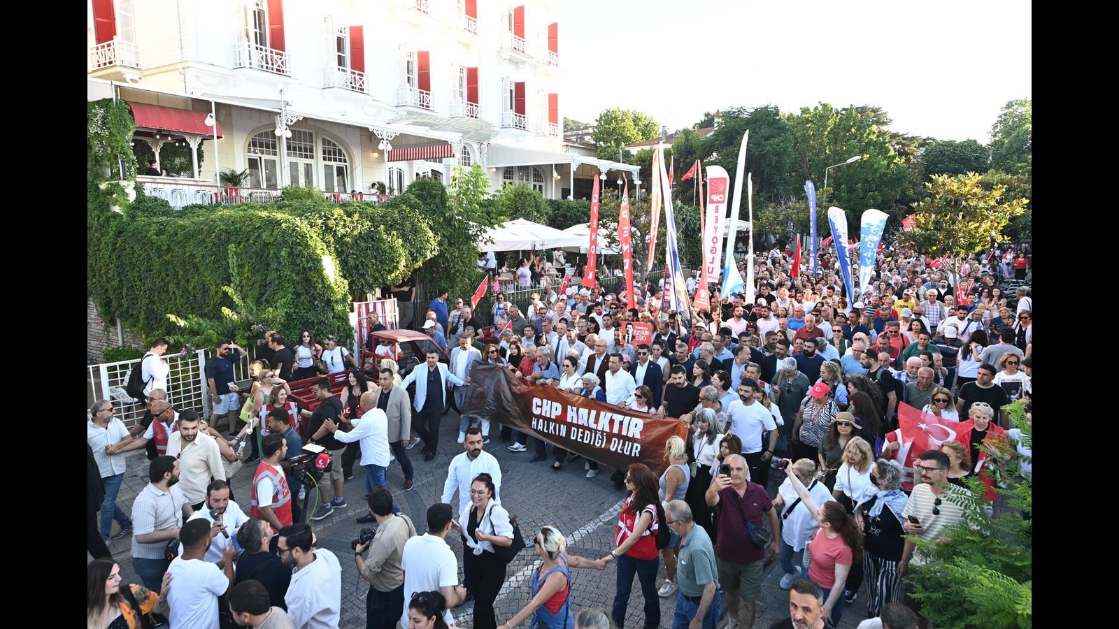 Manifestations de masse à Prinkipo contre l’arrestation du maire Ercan Akpolat