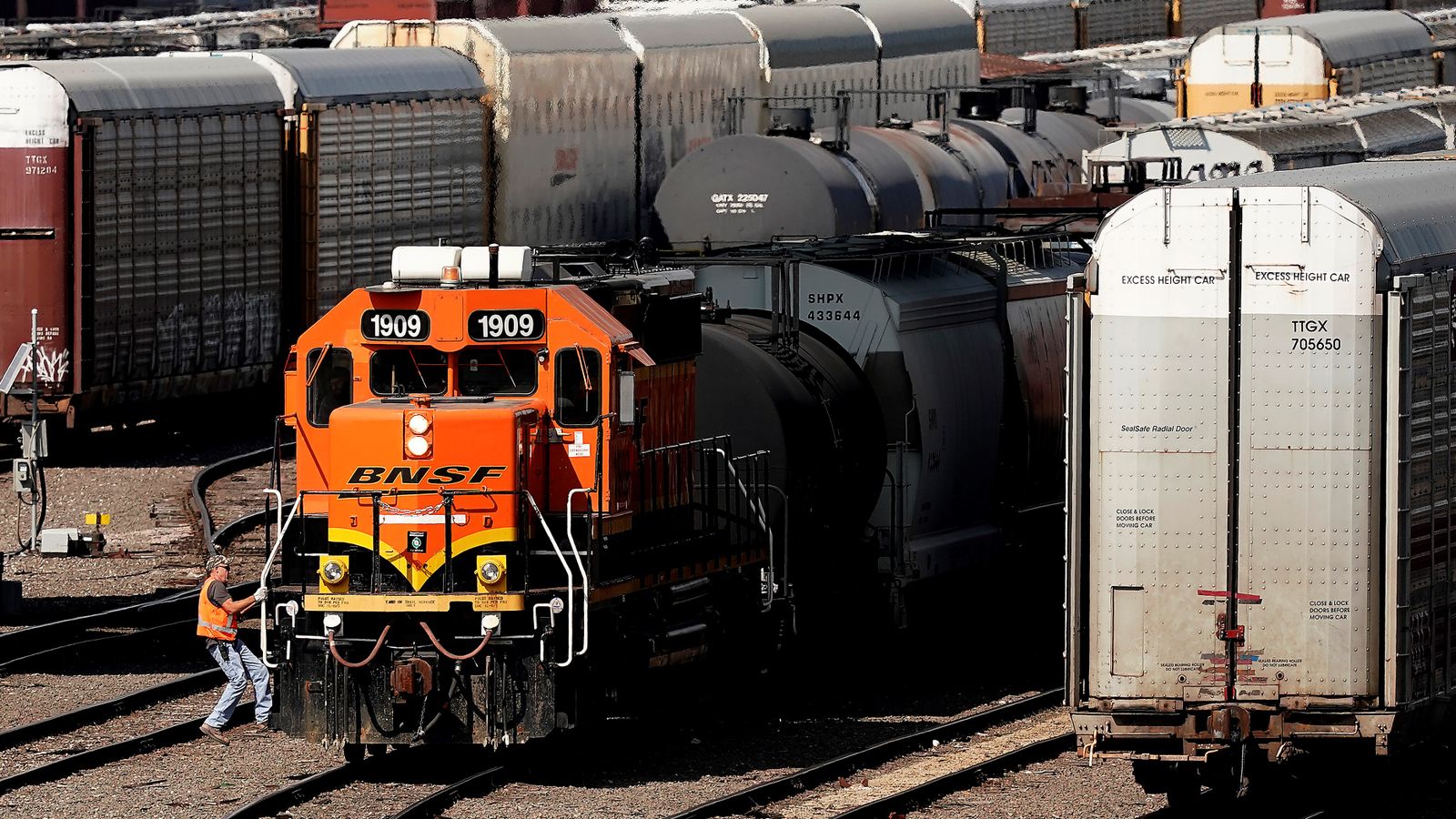 At online rally, railroad workers and their supporters discuss way ...