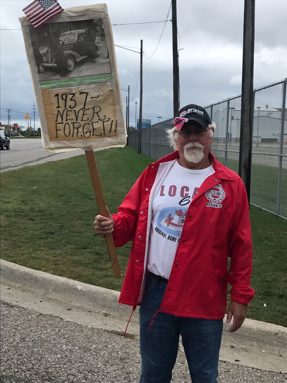 Picket whose grandfather participated in Flint sit-down strike