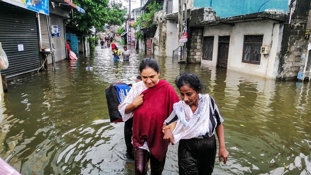 දිට්වා සුළි කුණාටුවෙන් 330 කට වැඩි පිරිසක් මරණයට පත්ව ශ්‍රී ලංකාවේ ලක්ෂ සංඛ්‍යාත ජනතාවක් පීඩාවට පත් වෙති