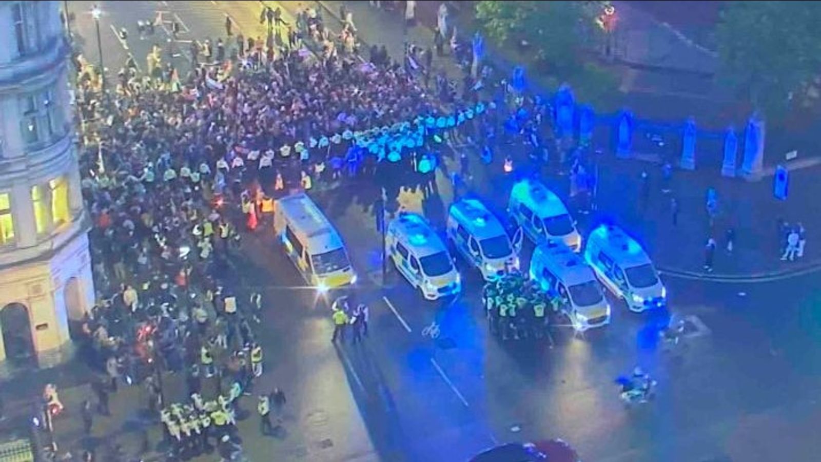 ロンドン警察、ダウニング街前でのガザ抗議活動後、ジェノサイド反対デモ参加者40人を逮捕