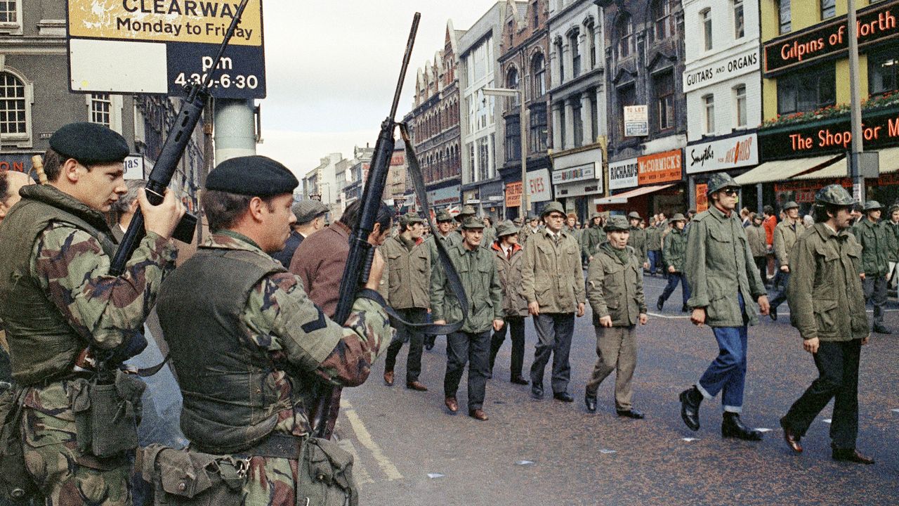 Северная ирландия 1971 белфаст. Конфликт в северной ирландии 1969. Конфликт в северной ирландии. Белфаст 1969. Конфликт в ирландии.
