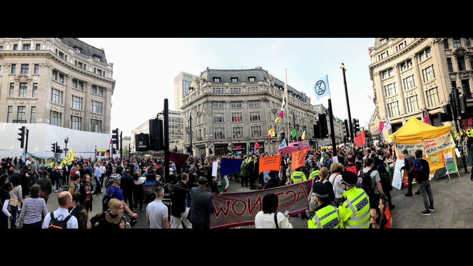 нашли бомбу около аэропарка. смитфилд лондон. лондон закрывают. лондон закрывают. Live close.