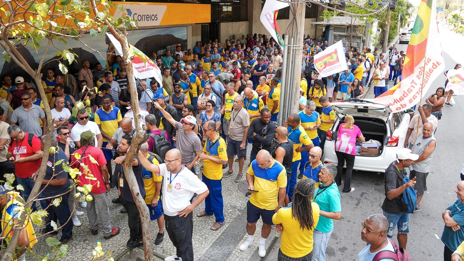 Brazilian postal workers set to strike against attacks by Lula government
