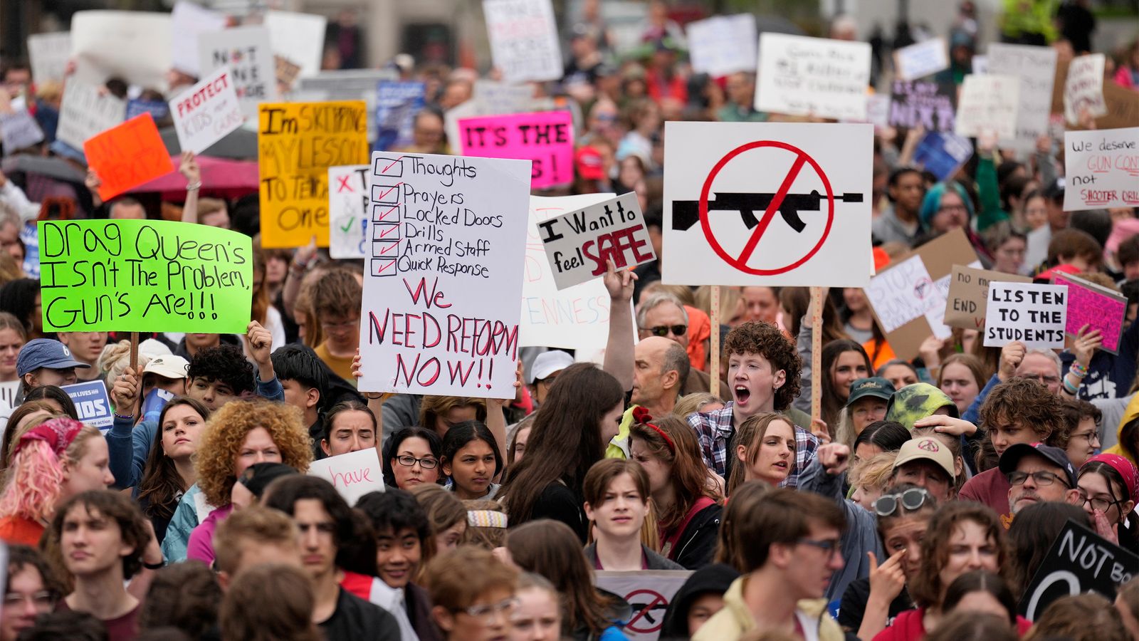 US-Studenten gehen landesweit aus den Klassenzimmern, um gegen Waffengewalt zu protestieren