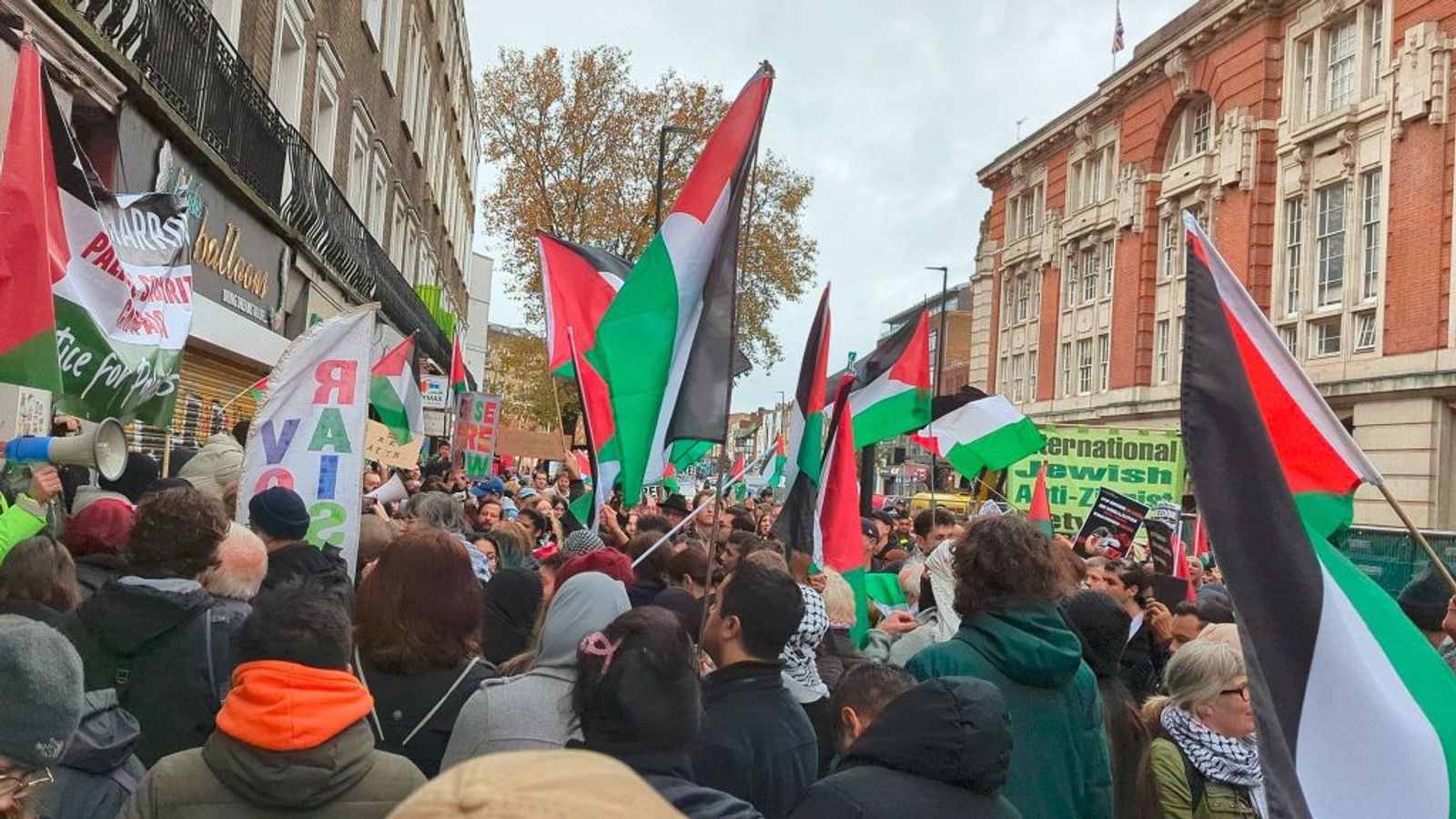 Demonstrationen im Gazastreifen gegen die Büros von Starmer und anderen Abgeordneten veranlassen die Labour-Partei, ein hartes Durchgreifen der Polizei zu fordern