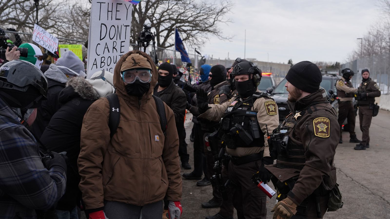 Minnesota police riot against protesters outside Whipple Federal building