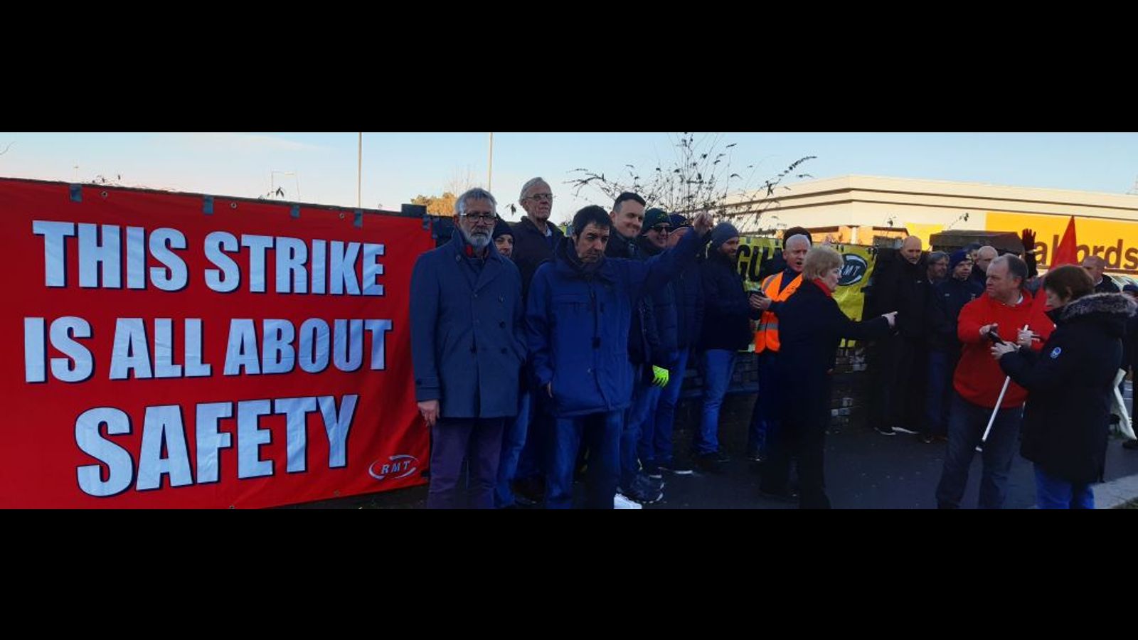 UK: South West Rail workers begin month-long strike to defend jobs and ...